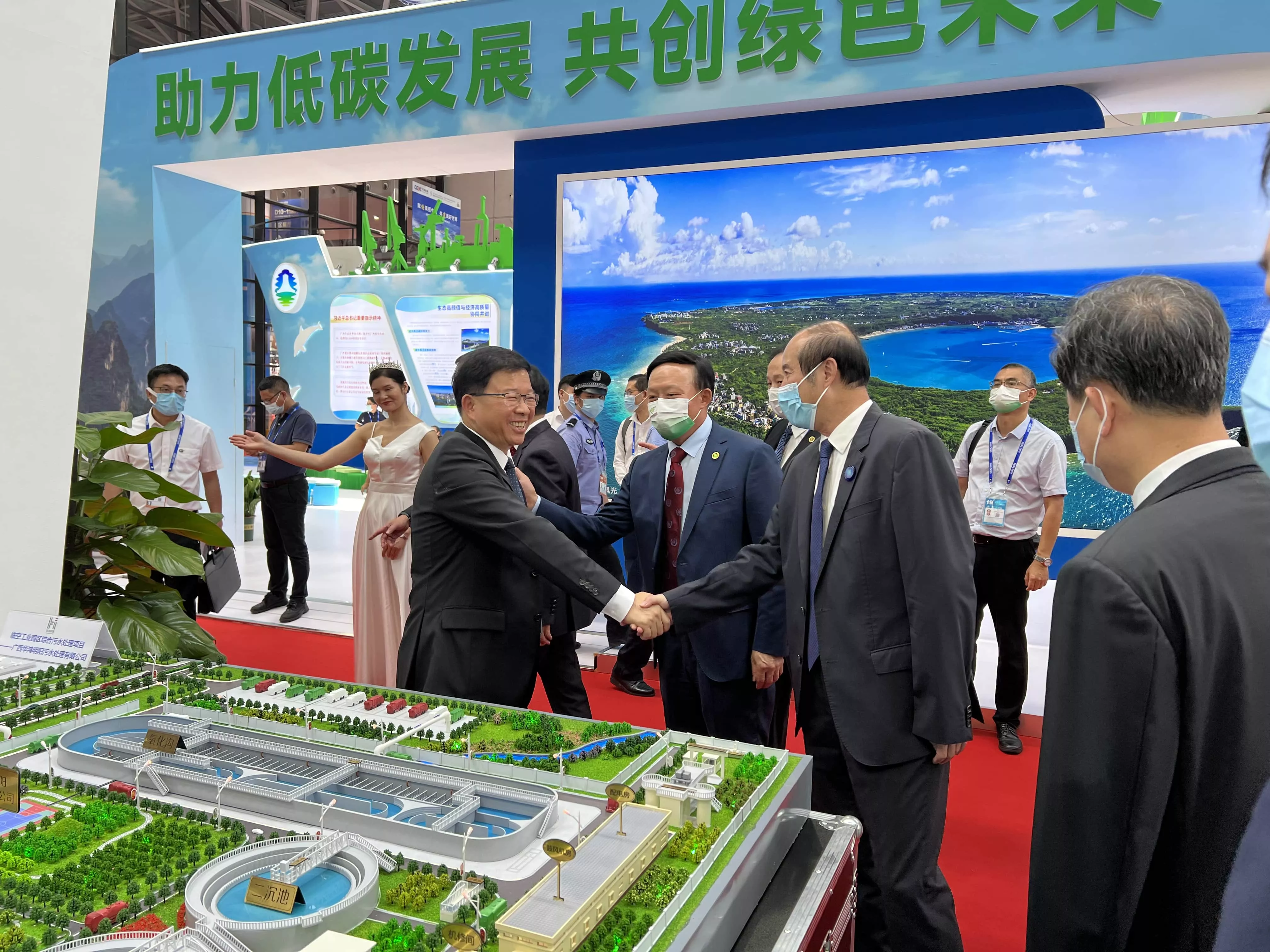林金华董事长在东盟博览会与广西壮族自治区人大常委党组副书记，副主任黄伟京（右）中国环保产业协会会长郭承站（中）亲切握手