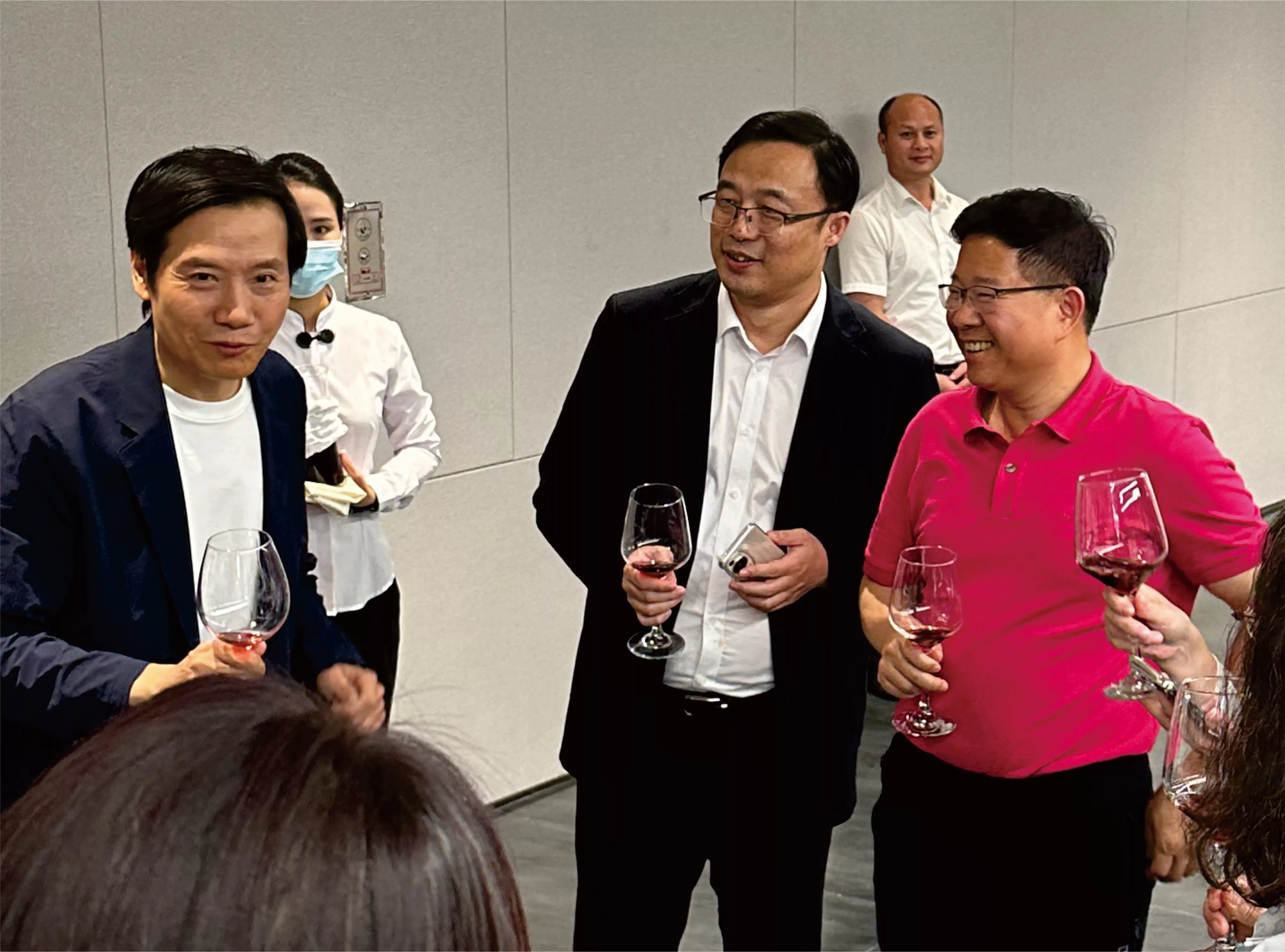 2024年5月26日，华鸿水务集团董事长林金华作为中国绿公司联盟企业家代表到访小米汽车超级工厂，与小米科技有限责任公司董事长、首席执行官（CEO）雷军交流。