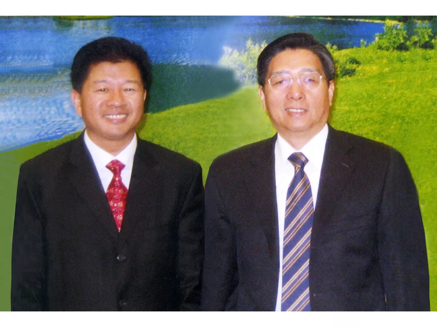中共中央政治局委员、中央政法委书记郭声琨与华鸿水务集团董事长林金华合影留念